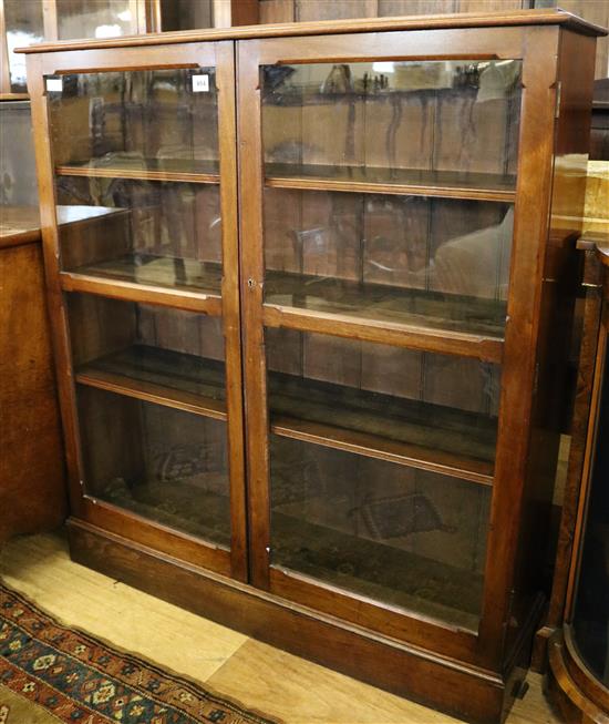 Mahogany glazed display cabinet(-)